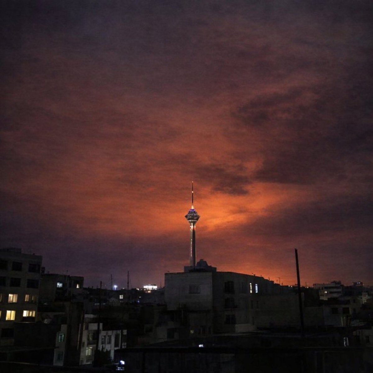 قصف غير مسبوق على طهران.. تقارير متداولة وتحذيرات من التأكد