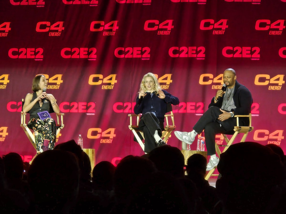 CW18Milwaukee's tweet photo. So good to see OG Team #Arrow represented at #C2E2. We've missed you, Emily Bett Rickards &amp; David Ramsey. 🥹 #Arrowverse FOREVER! https://t.co/Y8oZJZIUVZ