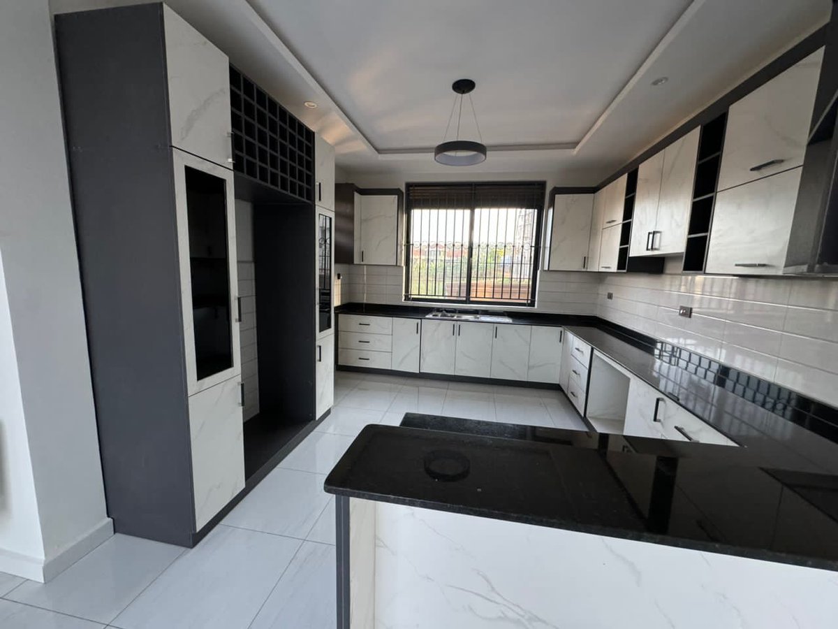 shukranproperty's tweet photo. BRAND NEW FLAT HOUSE FOR SALE
Located at Kyanja
#5bedrooms | 5 bathrooms modern Kitchen and 2 sitting rooms
Priced at #950m Ugx
0706592177 https://t.co/9DL8yyWcYH