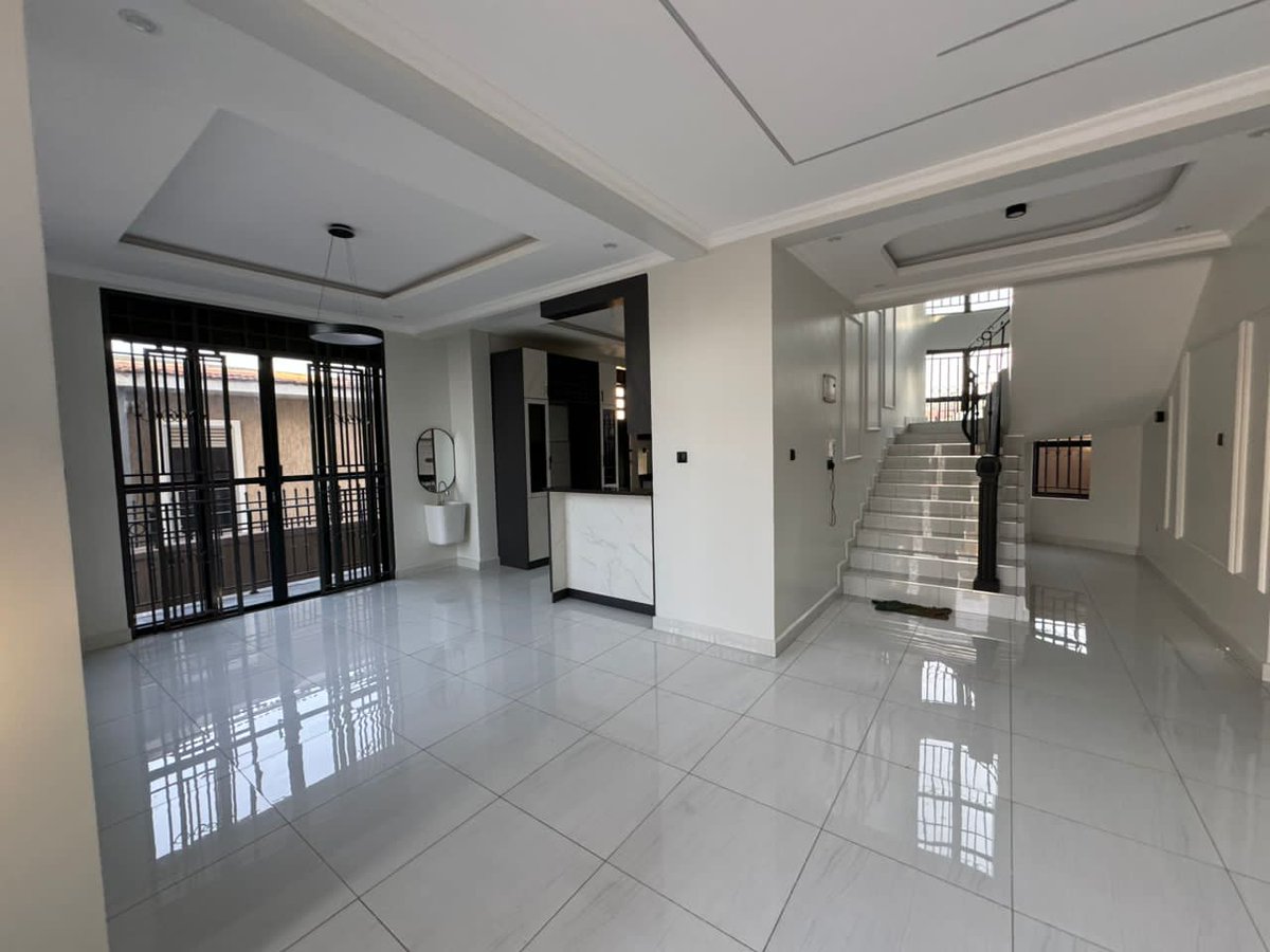 shukranproperty's tweet photo. BRAND NEW FLAT HOUSE FOR SALE
Located at Kyanja
#5bedrooms | 5 bathrooms modern Kitchen and 2 sitting rooms
Priced at #950m Ugx
0706592177 https://t.co/9DL8yyWcYH