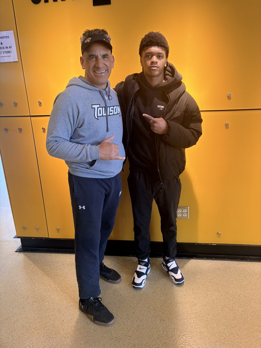 heyyyy10__'s tweet photo. Had a great time at @Towson_FB meeting Coach @PeteShinnick and Coach @vscwintoday https://t.co/6Ty55tW28a