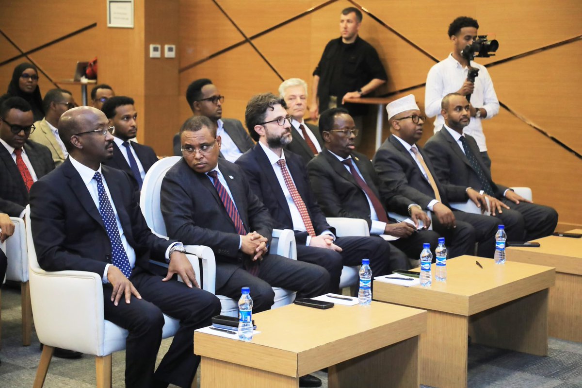AhmedHasanAden's tweet photo. افتتحنا اليوم في عاصمتنا جوهرة المحيط مقديشو، شركة "سومترك" المشتركة، بين الشركة الصومالية للأسماك وشركة "أوياك" التركية.

تهدف شركة "سومترك" إلى تطوير إنتاج الموارد البحرية، وتعزيز الاقتصاد الأزرق، وحماية الموارد الطبيعية على طول الساحل الصومالي.

كما ستلعب دورًا محوريًا في تعزيز إدارة الموارد البحرية ومكافحة الصيد غير القانوني الذي يُلحق ضررًا بالغًا باقتصاد البلاد وبيئتها.

حضر حفل ​​التدشين رسميًا معالي نائب رئيس الوزراء، السيد جبريل عبد الرشيد حاجي، الذي أكد على أهمية هذه الشراكة، مشيرًا إلى أنها خطوة استراتيجية نحو تنمية اقتصاد البلاد والاستخدام المستدام للموارد البحرية.

هذه الشركة الحكومية هي جزء من خطة الوزارة لتطوير قطاع الثروة السمكية في البلاد وزيادة عائدات الموارد البحرية، وقد أصدرت رسميًا أول ترخيص للشركة، إيذانًا ببدء عمليات شركة سومترك.

تُساهم سومترك في جلب استثمارات جديدة وتقنيات حديثة وفرص عمل ستعود بالنفع على الشعب الصومالي، ولا سيما المجتمعات الساحلية. 

إضافةً إلى ذلك، ستُسهم الشركة في تطوير سلسلة القيمة في قطاع الثروة السمكية، من الإنتاج إلى التسويق.

نحن في وزارة الثروة السمكية والاقتصاد الأزرق نلتزم التزامًا تامًا بحفظ وتنمية وإدارة الموارد البحرية الصومالية بكفاءة، بالتعاون مع المؤسسات المحلية والدولية، لضمان التنمية المستدامة بما يعود بالنفع على الدولة والمجتمع الصومالي.