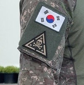 SAUDIiKONIC's tweet photo. 〈260328〉
• رد يونهيونق على ايكونيك عبر حسابه في X:

💬:«جئتُ إلى إمجينغاك لكن رأيت شعارًا مألوفًاㅋㅋㅋㅋ
يونهيونق الخاص بنا،فرقة بايكغول»
-أرفقت صورة الشعار- 

↲ 🍒: «*ptsd»
*يقصد أن الشعار الذي يشبه شعار فرقته العسكرية بالجيش يذكره بذكريات مزعجة أشبه باضطراب ما بعد الصدمة😭 https://t.co/jxqRZwd7eq