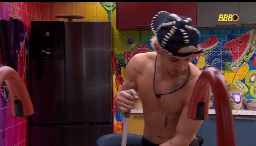 pocbello's tweet photo. Tá limpando até o chão depois do apavoro kkkk tá igual o jonas depois que a milena falou pra ele que ele não fazia nada #BBB26 https://t.co/njLhBbDrdw