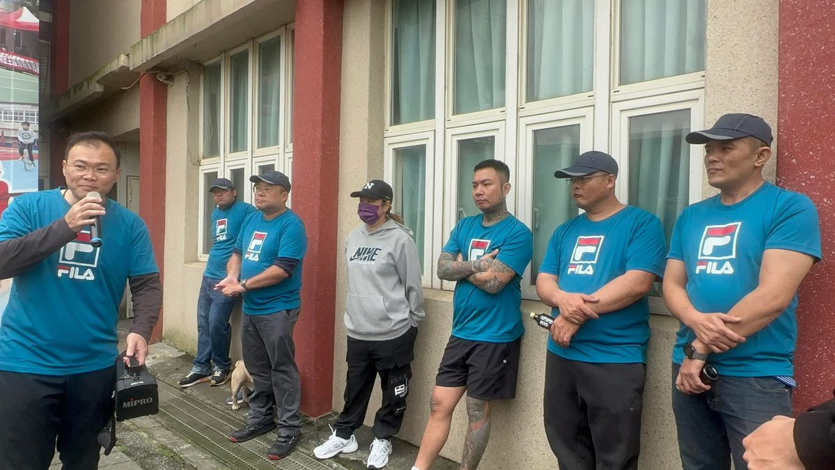 翹高高 tweet media