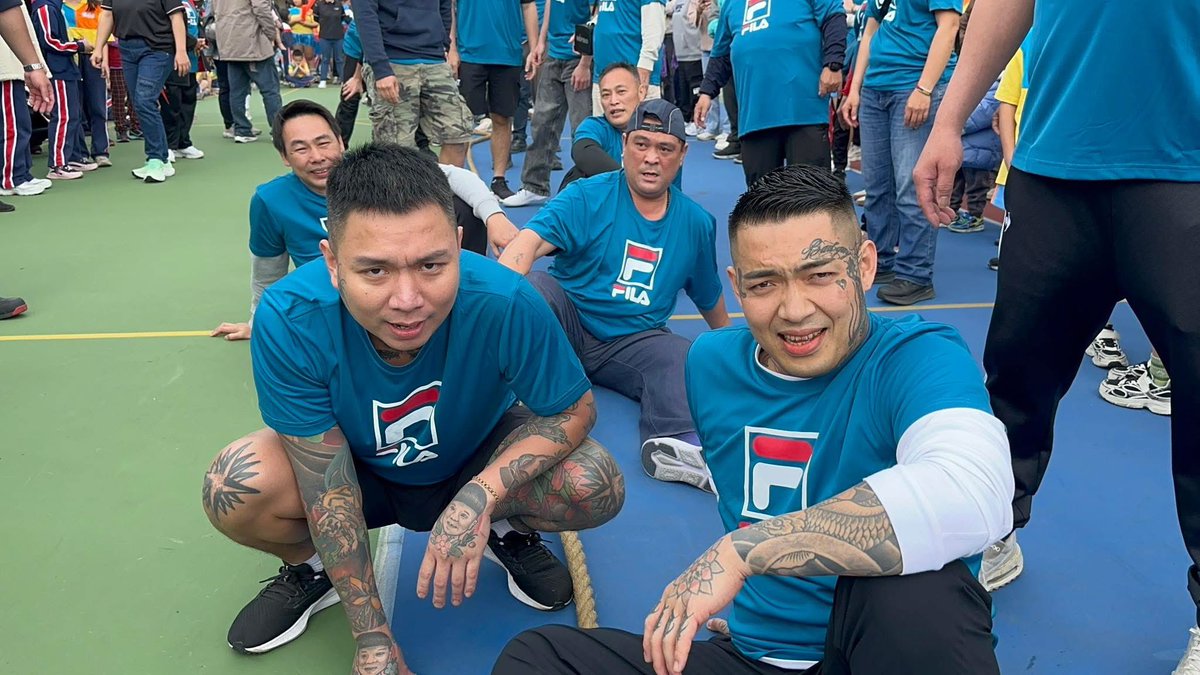 翹高高 tweet media