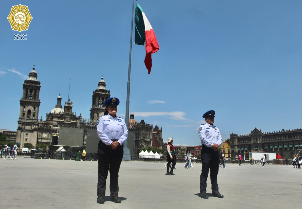 NoticiasImagen's tweet image. #Personal de la Policía Auxiliar de la SSC mantiene un dispositivo de seguridad en la Plaza de la Constitución, donde se encuentra instalada una mega pantalla, a fin de que la ciudadanía pueda seguir la transmisión del partido entre las selecciones de México y Portugal.
🚔👨🏻‍✈️👩🏻