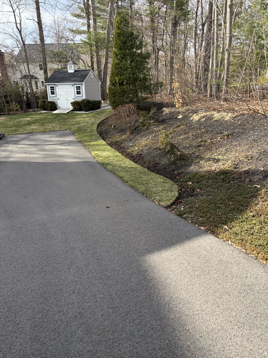 BHLevesque's tweet image. Nothing better than an afternoon in the yard. Edging beds today #landscaping