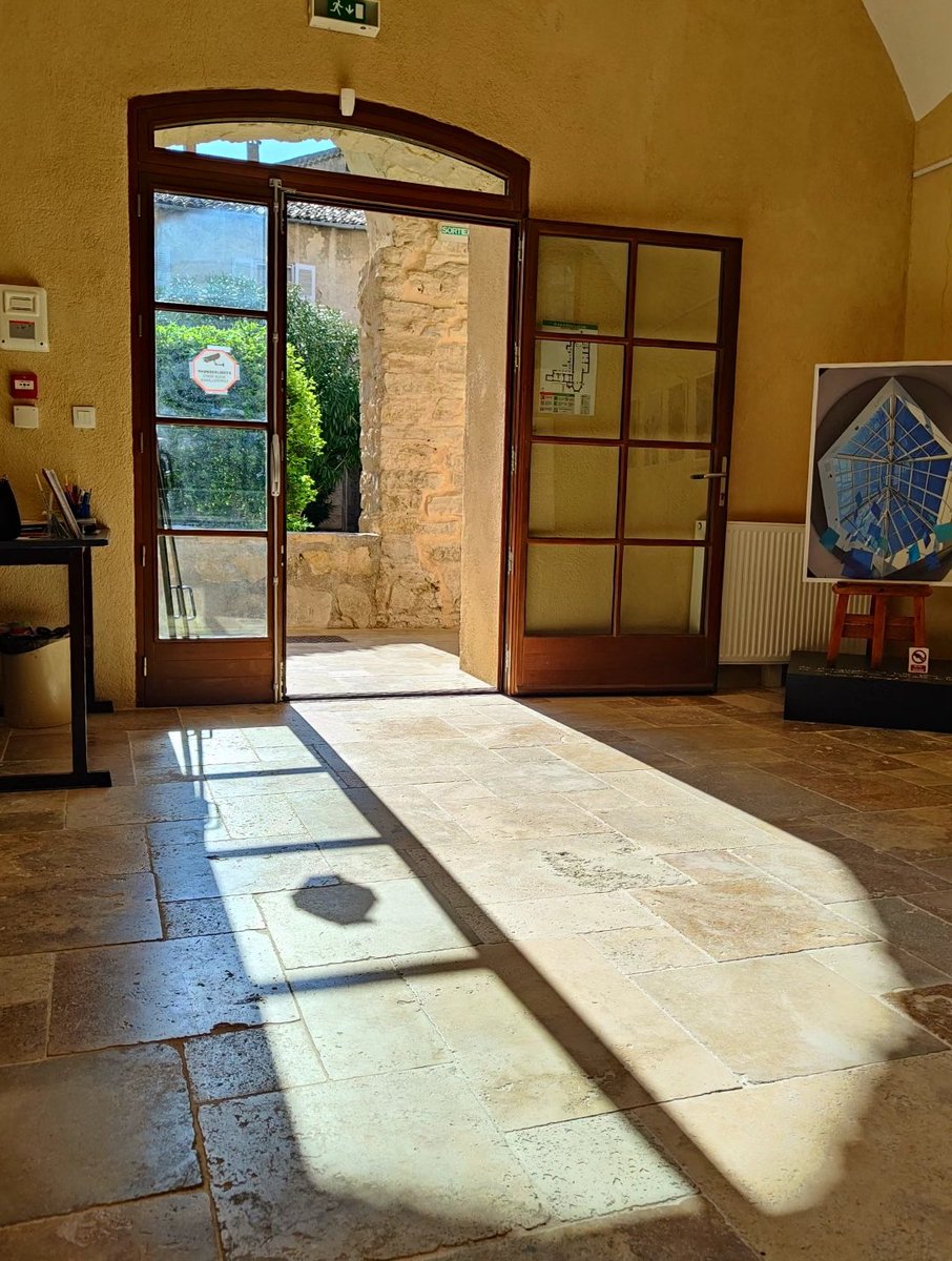 EtwTerp's tweet photo. Faites entrer la lumière...
Salles du Cloître,
Exposition "Lumières sur la géométrie",
Chapelle de l'Observance, Draguignan
25 mars 2026
#mathsartist #mathpics #maths #geometrie. #draguignan #lumiere #rectangles
🔶 RV sur Instagram:
📸🖍️MATHS_ARTIST✏️🎨https://t.co/huEfGDmtXA… https://t.co/9FNKeovqLF