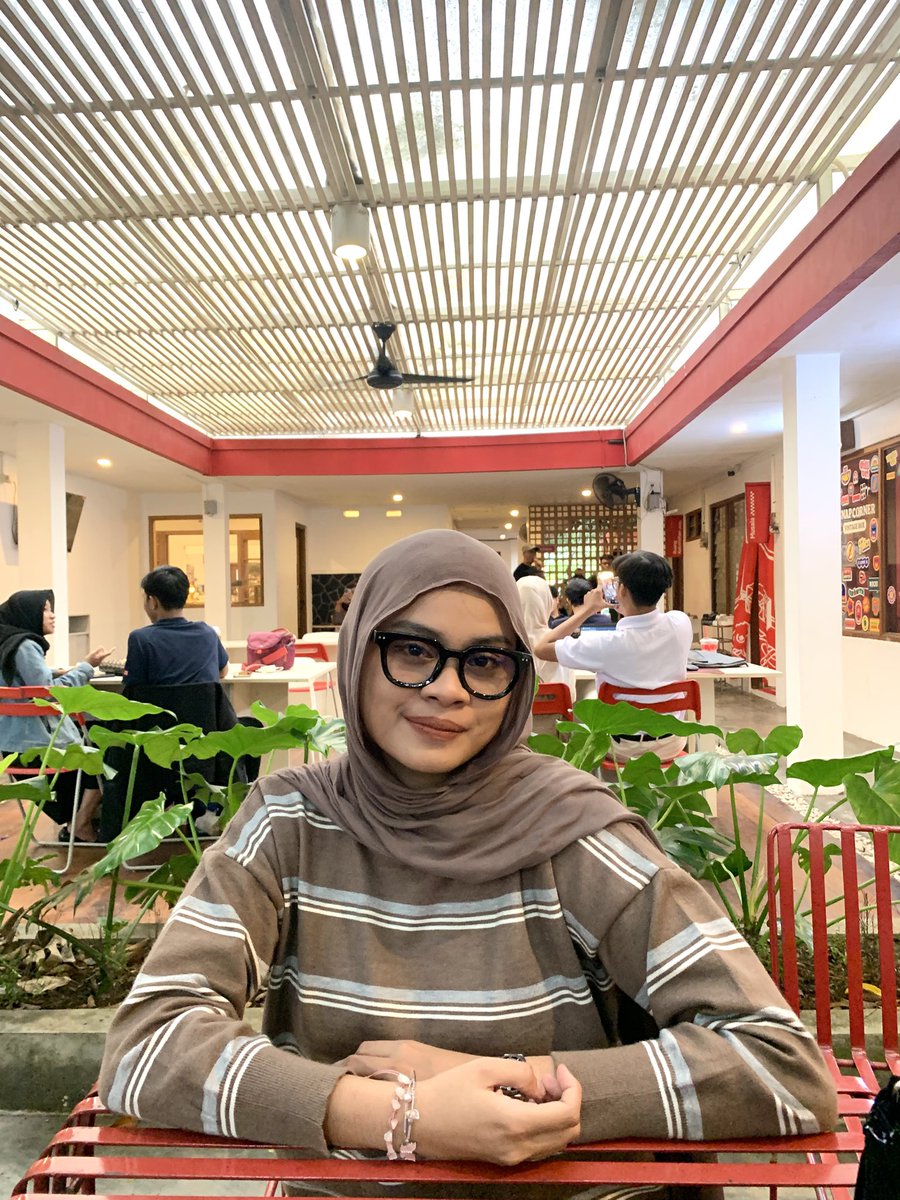 zolahumaira's tweet photo. selalu happy tiap ketemu karena ada aja yg diobrolin. dari yg bercanda2 sampe deep talk. kayanya diumur segini emg harus byk ngobrol deh. dan yg bikin makin happynya lg jg karna kita ga terus2an dengerin mulu, kadang ada waktunya jg kita mau didenger. intinya 'saling' aja sih☺️🤍 https://t.co/DnwM9fFAMW
