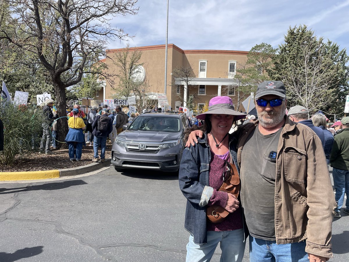 MegeathPolitica's tweet image. #NoKings #SantaFeNM 

Wonderful turnout!!  Great signs, lots of singing and ended up going from the Roundhouse to the Plaza!!
