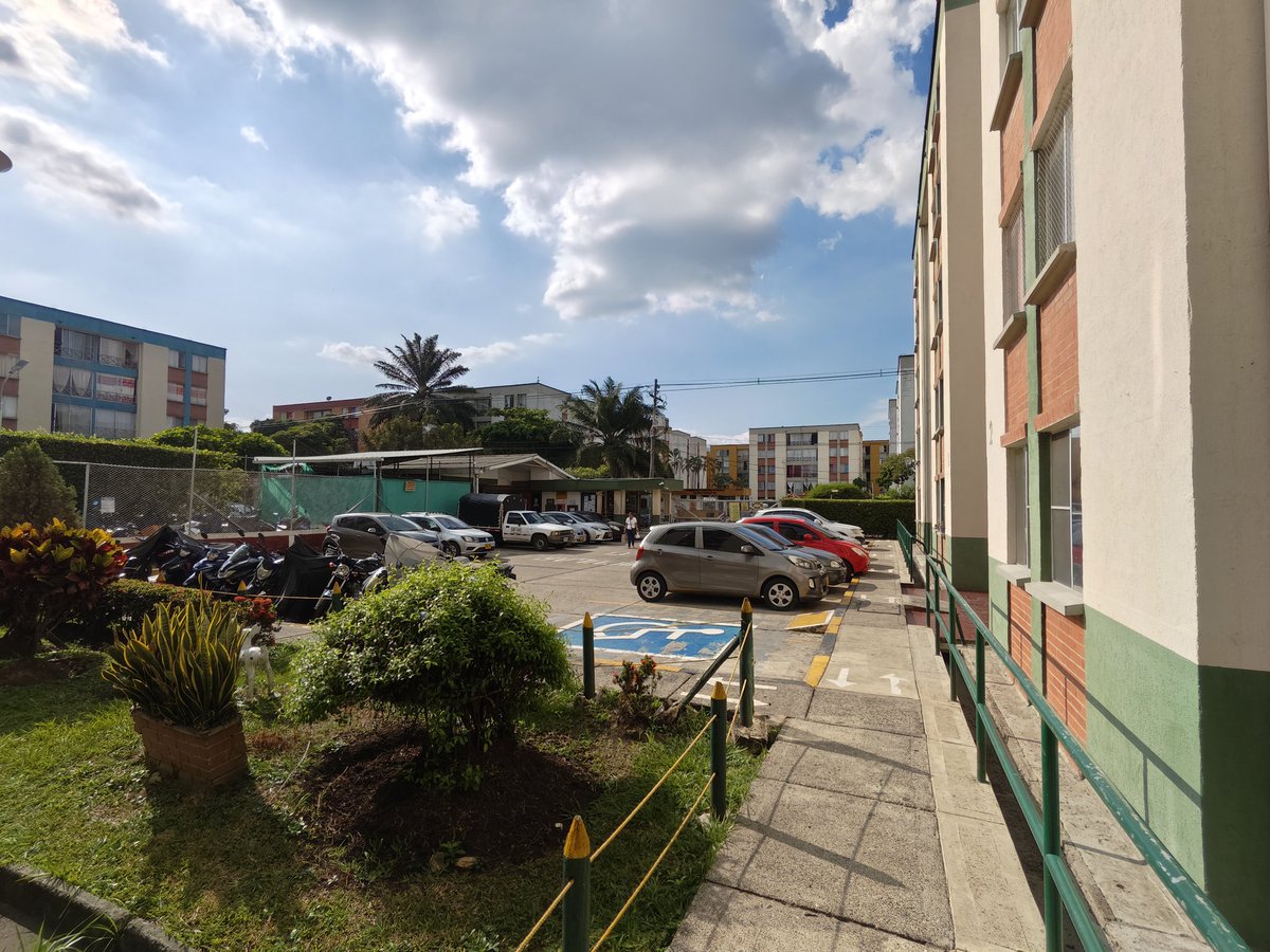 CarlosDavidHur3's tweet photo. 🏛️ ¿El horizonte se construye o se espera?

🕰️ Caminé por estos pasillos y sentí el mismo sol que me vio correr a los 4 años. Entre estos bloques, aprendí a soñar.

🚀 Los años pasan, los cargos cambian y los proyectos se ponen más retadores, pero la esencia no se negocia. https://t.co/N5Qgj6MxzS
