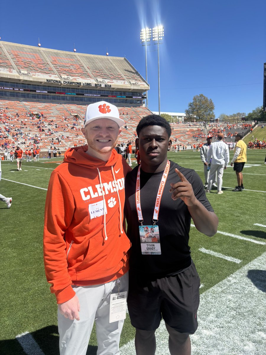 TyvinGrady's tweet photo. Had amazing visit @ClemsonFB and glad I got to meet @Clements_TJC and @ArtavisScott @CoachWrightC @benboulware7 @CUCoachReed can’t wait to be back for another visit 🧡@train0187 @rams_hhs @CoachCChester @Rivals @GregSmithRivals @PrepRedzoneSC @adamgorney @247Sports @PrepRedzone https://t.co/qXGfUq1D1H