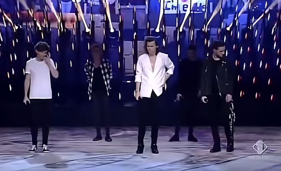 ѕαяα🌼 tweet media