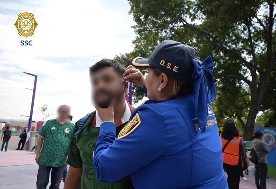 SSC_CDMX's tweet image. #MéxicoVsPortugal | En las inmediaciones del Estadio CiudadDeMéxico, personal de #SeguridadEscolar, de la Subsecretaría de #ParticipaciónCiudadana y Prevención del Delito, pintan la cara de los aficionados mexicanos, niñas, niños y adultos, con los colores de la Bandera de