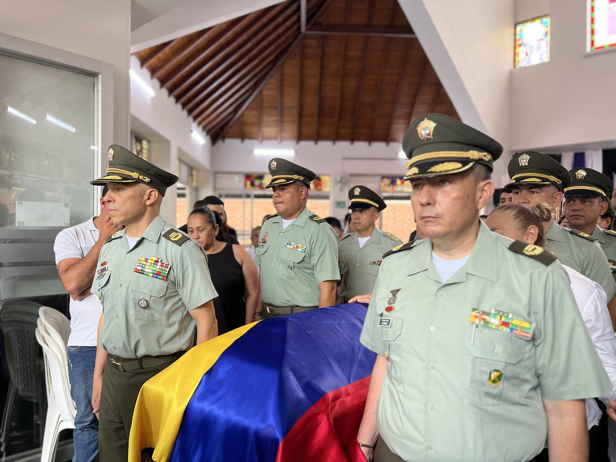 PoliciaStander's tweet photo. 🚓Hoy acompañamos con profundo dolor el sepelio de nuestro compañero, el patrullero Hervin Oswaldo Orduz Pérez.

Su partida deja una herida imborrable en nuestra institución y en el corazón de quienes tuvimos el honor de conocerlo y trabajar a su lado.

#EnMemoriaDeNuestrosHereos https://t.co/ZHmCyBmSlk