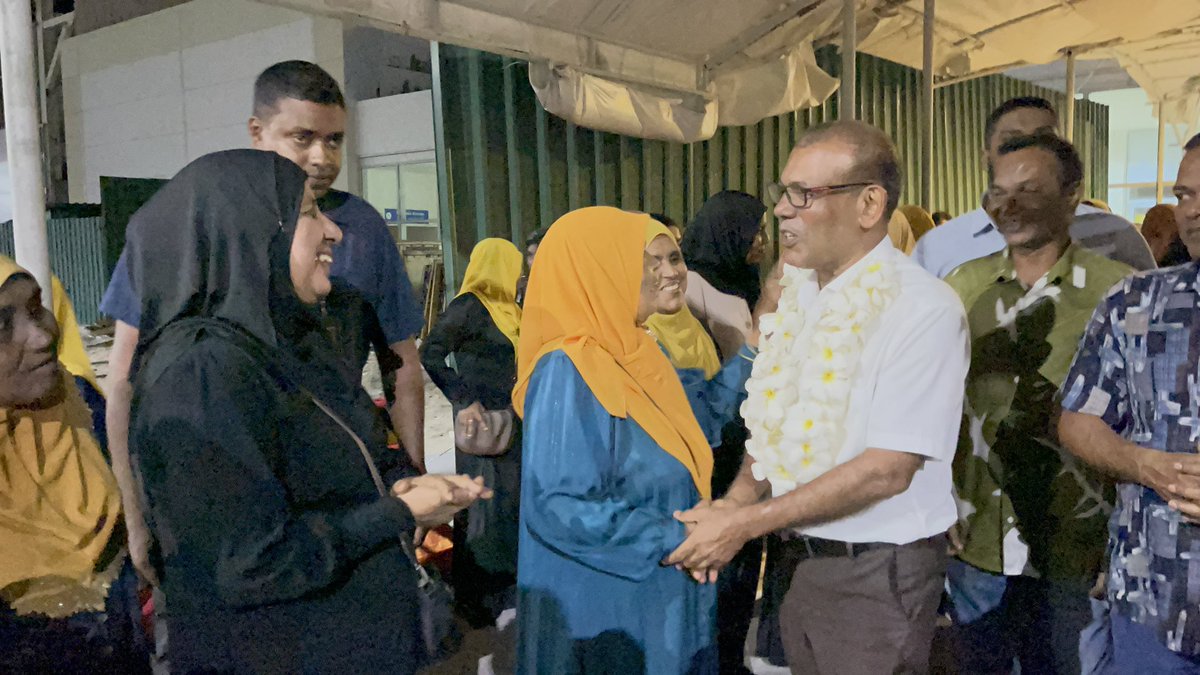 asadhaddu's tweet photo. ރައީސް ނަޝީދު އައްޑޫއަށް ވަޑައިގަތުމުން ރަންރީނދޫ ލަޝްކަރުގެ ވަރަށް ހޫނު މަރުހަބާއެއް!
ގަޑިން 02:00، ފެނިގެން މިދަނީ އައްޑޫ ސިޓީގެ އެމްޑީޕީ ރޫހު 💛
#afiringeaddu
#HeyvallaThayyaaru
#LCE2026
#VoteMD https://t.co/WB760K4gmY