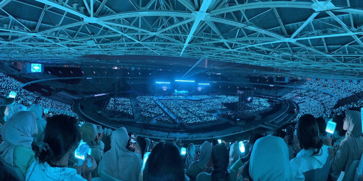 GDA_is_Scam's tweet photo. @DeilyUpdate Ilustrasi “Blue Ocean” waktu konser Hearts2Hearts di Gelora Bung Karno. 

*ini foto dari konser NCT Dream sbn yang di-adjust warnanya https://t.co/U5B1lUr519