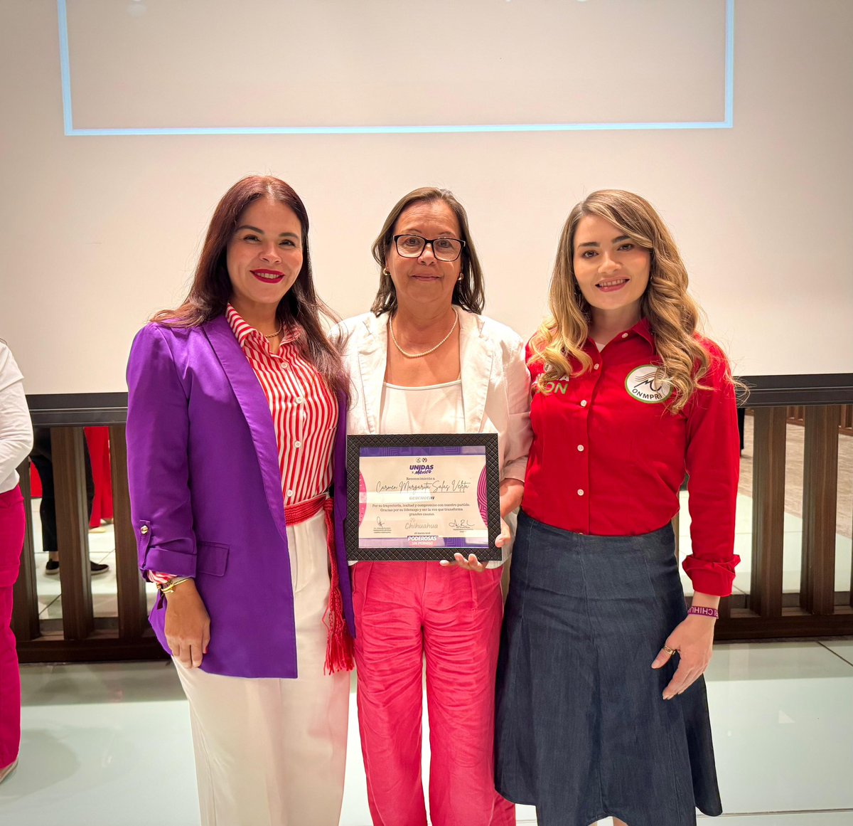 arianarejonlara's tweet photo. Gran encuentro con mujeres “Poderosas sin permiso” en Chihuahua 💜
Momentos para reconocernos, fortalecer el liderazgo, y el compromiso con las mujeres del ONMPRI.
#PRI #ONMPRI #UnidasxMéxico https://t.co/GsoNf7gRuI