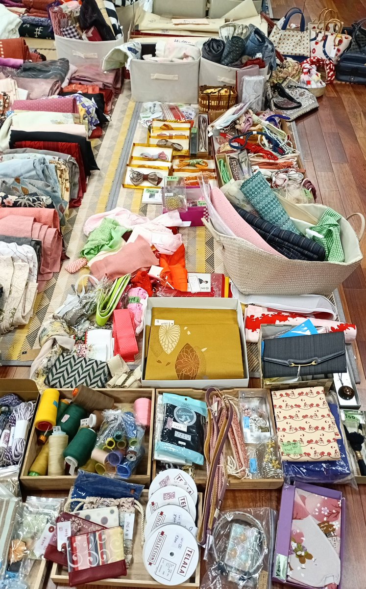 komainu_ya's tweet photo. 本日も「ふりまde和空間」始まりました!小物だけの列も出現!見やすくなりました。午後5時までやってま~す!
#ふりまde和空間 #着物フリマ #着物イベント #天神橋筋六丁目 #timeblue https://t.co/PFcSyhuqQd
