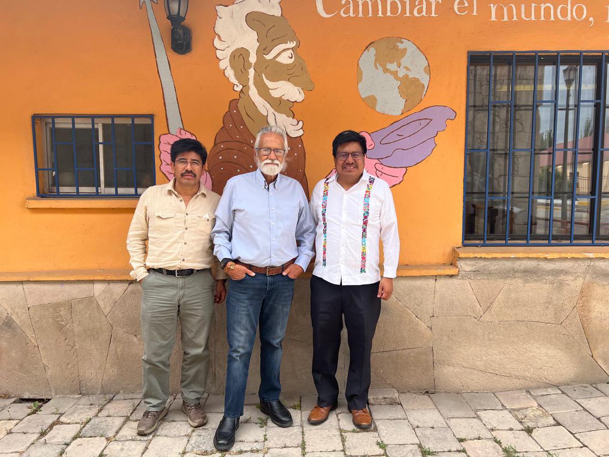 DEELAYUUK's tweet photo. ¡Doy un gran abrazo a mi hermano mixteco Hugo Aguilar Ortiz  (@HugoAguilarOrti ) por su cumpleaños!

Al paso de los años, desde que nos conocimos en la Facultad de Derecho de la Universidad de Oaxaca, recuerdo un viejo dicho del Ingenioso Hidalgo, Don Quijote de la Mancha que afirma “Cambiar el mundo, amigo Sancho, no es locura ni utopía, sino justicia”

Y es justamente el caminar de Hugo, toda una vida comprometida con la lucha por la justicia, hoy en la alta de responsabilidad de servir a México y a nuestros pueblos, al frente de la Suprema Corte de Justicia de la Nación (@SCJN).