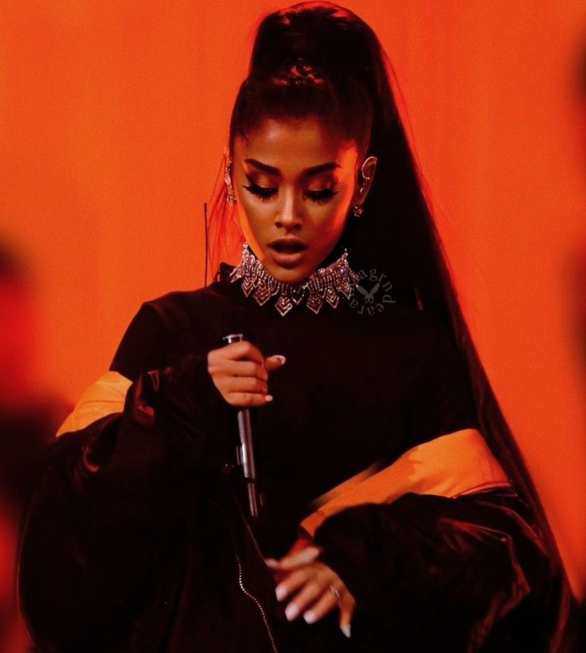 🚨 INSIDER sobre el próximo álbum de Ariana Grande:

“El nuevo álbum de Grande parece ser el más versátil y completo de la artista. Algunos temas parecen haber salido realmente del contexto Pop y R&amp;B de los años 90/00; tendremos algunas canciones explorando el Pop-Rock/Rock”.
