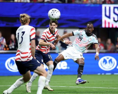 bowohoetomo's tweet photo. @Jerseyforum Amerika lawan Belgia. Sebenernya sama2 bagus jerseynya tapi dipake bareng malah ga enak banget diliat di TV https://t.co/Fazi3Pk2Vl