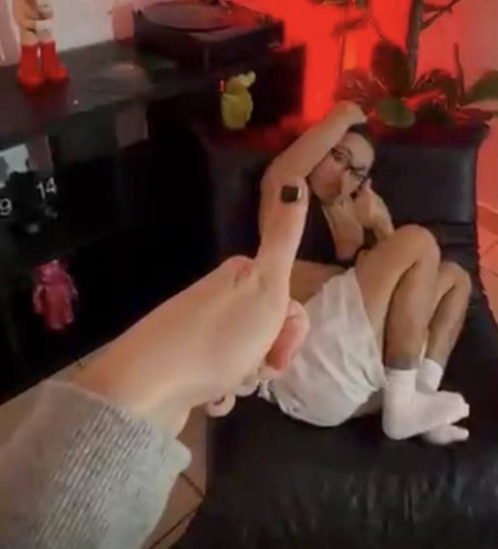 POR QUÉ EL DEDO ESTÁ TAN VIRADO JALSJAKAJAK