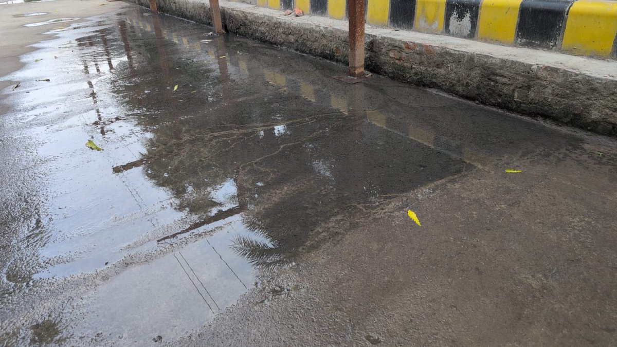 richaanirudh's tweet photo. अद्भुत है आपका काम @noida_authority ... ये आज की तस्वीरें हैं....कल से ही बदबूदार पानी की वापसी हो गई है... मच्छर भी हो रहे हैं..आप सिर्फ temporary सफाई कर रहे हैं... समस्या का permanent समाधान नहीं ... क्या चाहते हैं आप? हम अपनी पाठशाला बंद कर दें? 🙏 @CeoNoida @tejpalnagarMLA @dr_maheshsharma @InduPrakashPCS @CMOfficeUP