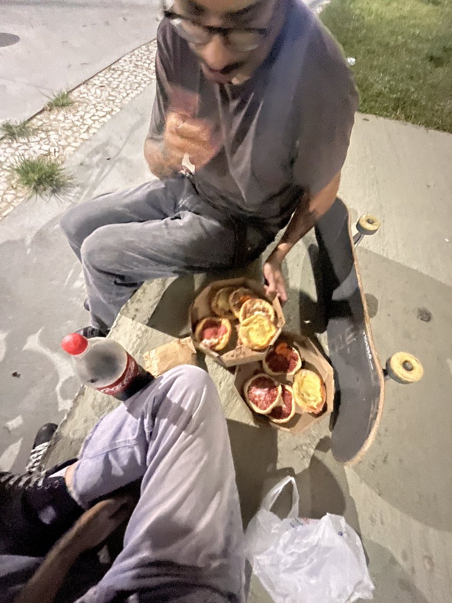 só mais uma pessoa estranha ⋆.˚ tweet media