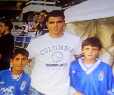 <a href="/RealOviedo/">Real Oviedo</a> Cumplimos 100 años porque hubo personas que nos negamos a desaparecer sin pelear‼️ En la grada, en la calle, en las oficinas, en el césped...
A ver si el <a href="/RealOviedo/">Real Oviedo</a> y su afición reconoce al chaval de la foto 😜