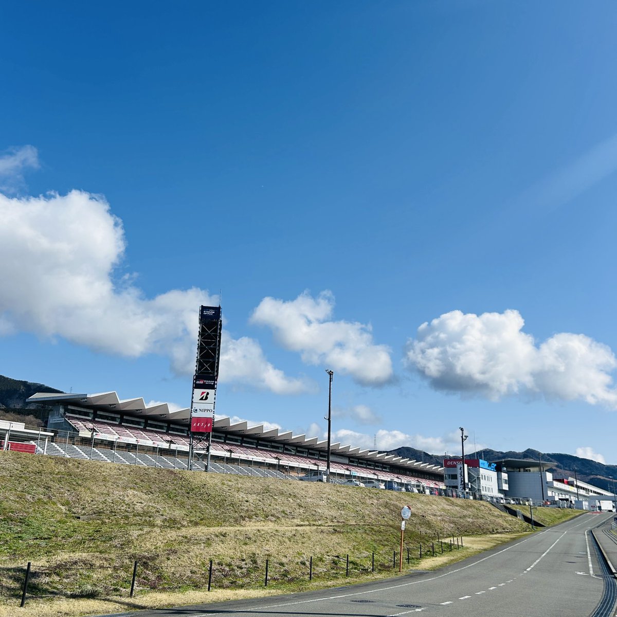 skeep_oyd's tweet photo. 富士スピードウェイで開催されている全日本スーパーフォーミュラライツ選手権に参戦しているB-Max Racing Teamのマッサージサポートに来ています！

いよいよ今シーズン開幕戦です！

皆様、B-Max Racing Teamの応援をよろしくお願いします。

#b_max
#sfLights
#s_keep https://t.co/oDMypC8ovR
