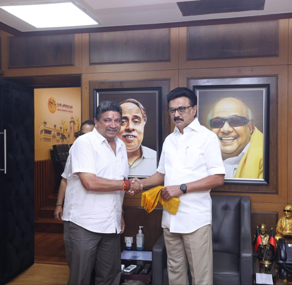 OfficeOfPTR's tweet photo. மதுரை மத்திய சட்டமன்றத் தொகுதியின் திராவிட முன்னேற்றக் கழக வேட்பாளராக அறிவிக்கப்பட்டதைத் தொடர்ந்து, சென்னை அண்ணா அறிவாலயத்தில் கழகத் தலைவர் – மாண்புமிகு தமிழ்நாடு முதலமைச்சர் திரு. @mkstalin அவர்களை, மாண்புமிகு தகவல் தொழில்நுட்பம் மற்றும் டிஜிட்டல் சேவைகள் துறை அமைச்சர் முனைவர் @ptrmadurai அவர்கள் சந்தித்து வாழ்த்து பெற்றார்.