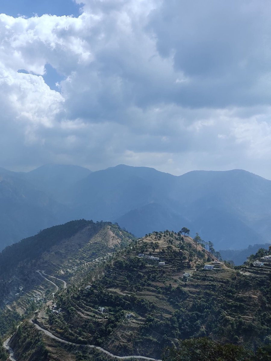 Vic_k_ey's tweet image. A serene hill station known as the "Switzerland of India"...

#GoodMorning #Pals 🌄🍀🐦
Wish you a pleasant #Sunday
Warm regards🌲🌹🙏

#IncredibleIndia 🇮🇳- Terraced hillsides, small settlements, scaterred trees &amp;amp; a winding road.. Kausani,Bageshwar distt, #देवभूमि #Uttarakhand...