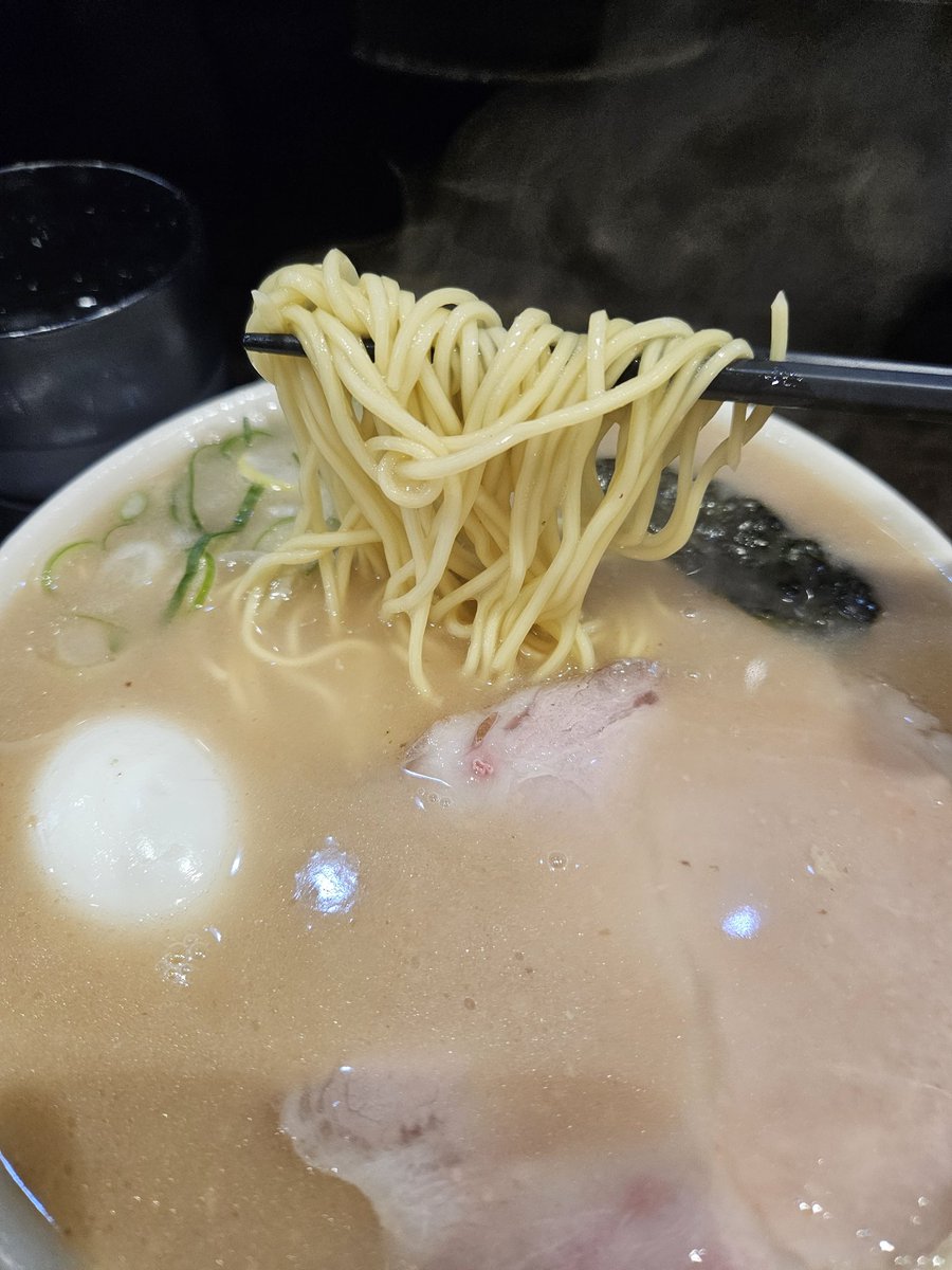 soongbing's tweet photo. 中洲川端
きりんの豚骨
私豚骨ですよの感が強い https://t.co/FFaaZtc9LK