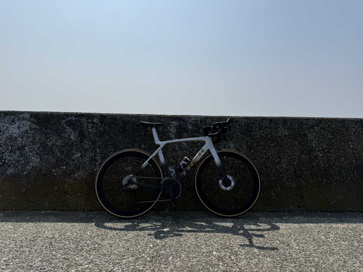 100_Colors's tweet photo. この歳になると春も飽きたな

#ロードバイク 
#PROJECTONE 
#TREK 
#Madone 
#MadoneSLR https://t.co/kBlLdg9IBN