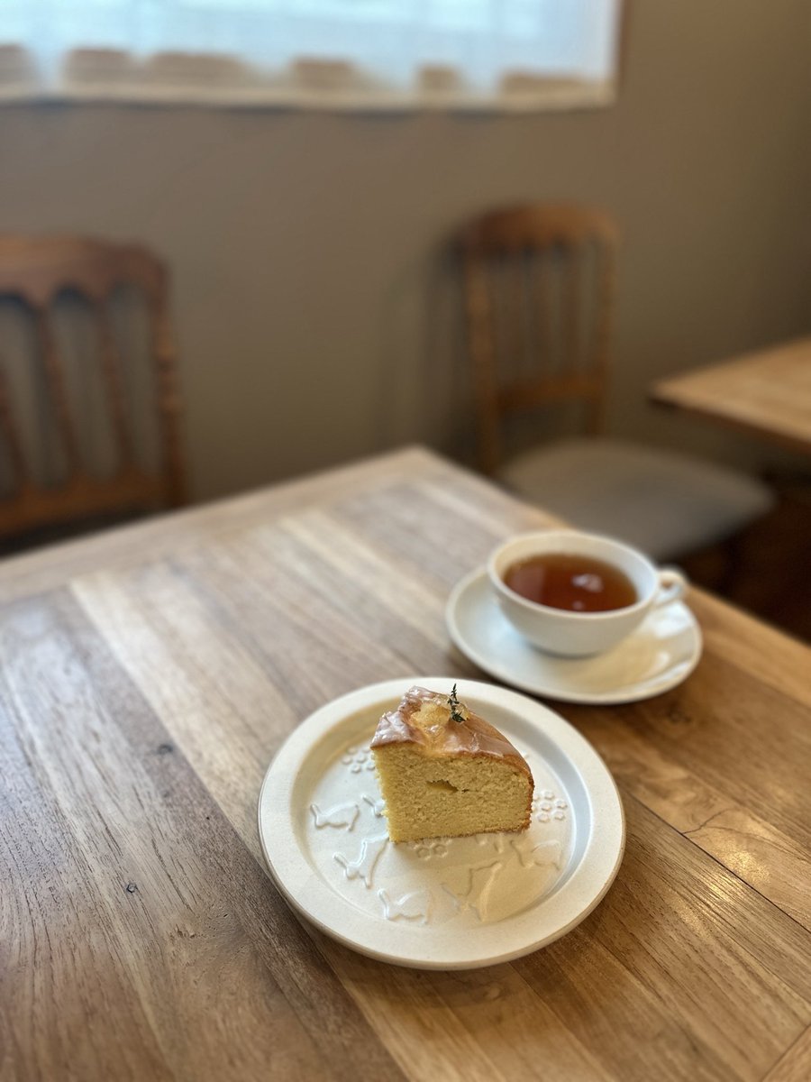 Open 10:00-19:30
新しいシーズナルメニュー始まってます🌱

レモンドリズルケーキ🍋
キュンとレモンの酸味が効いたアイシングをたっぷりとかけました
こちらも米粉100%のグルテンフリー

合わせるお茶はウバOP1がオススメ✨
春の味をお楽しみください
※小麦粉のお菓子と同じキッチンで製造しています