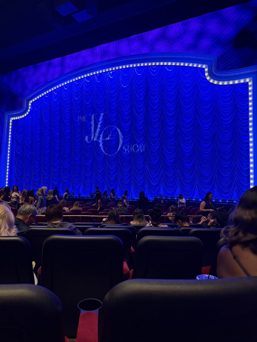 Somehow my ticket was upgraded to floor seats….Lets go!!  🙌🏾