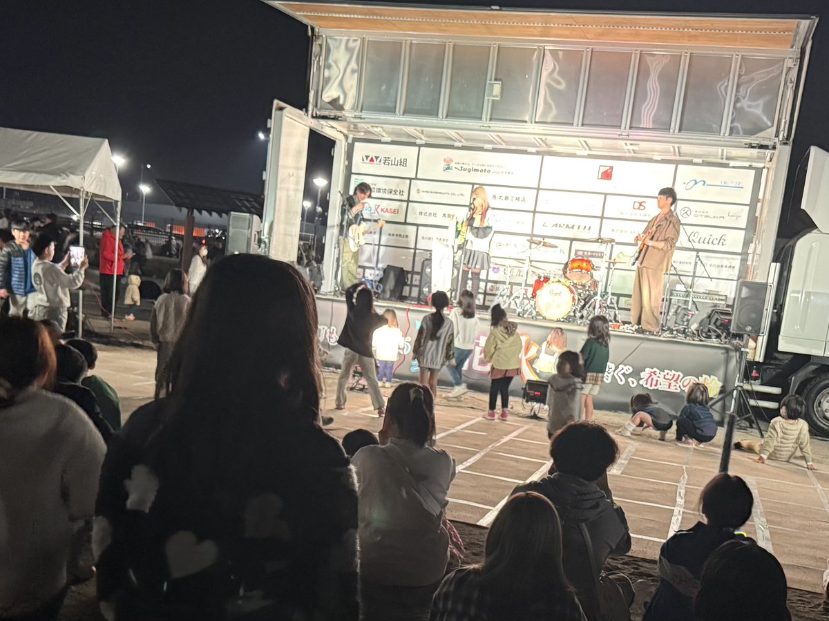 g_base_kane's tweet photo. 株式会社G-BASEです
#もとまるパーク で開催の #GIFUもとす夢花火 へ行ってきました
娘は #名古屋バンド の #TRIGGDR に聴き入ってました
花火もとても���れいで良かったです
#防水工事 https://t.co/RUUrMlLqL2