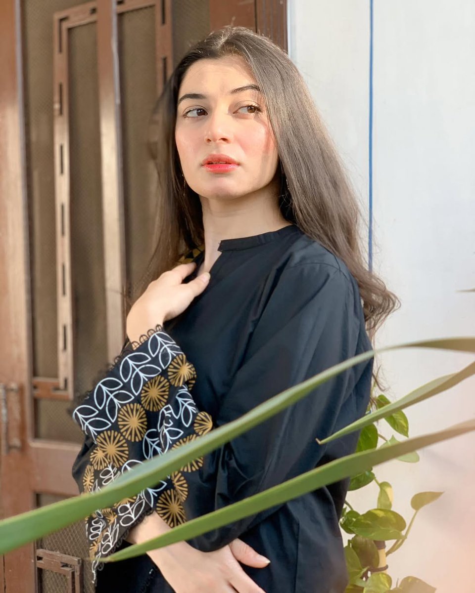 duakhan128's tweet image. Simplicity never goes out of style 🖤
.
..
...
#Style #Elegance #MinimalLook #DesiStyle #OOTD #FashionInspo #FREEPALESTİNE