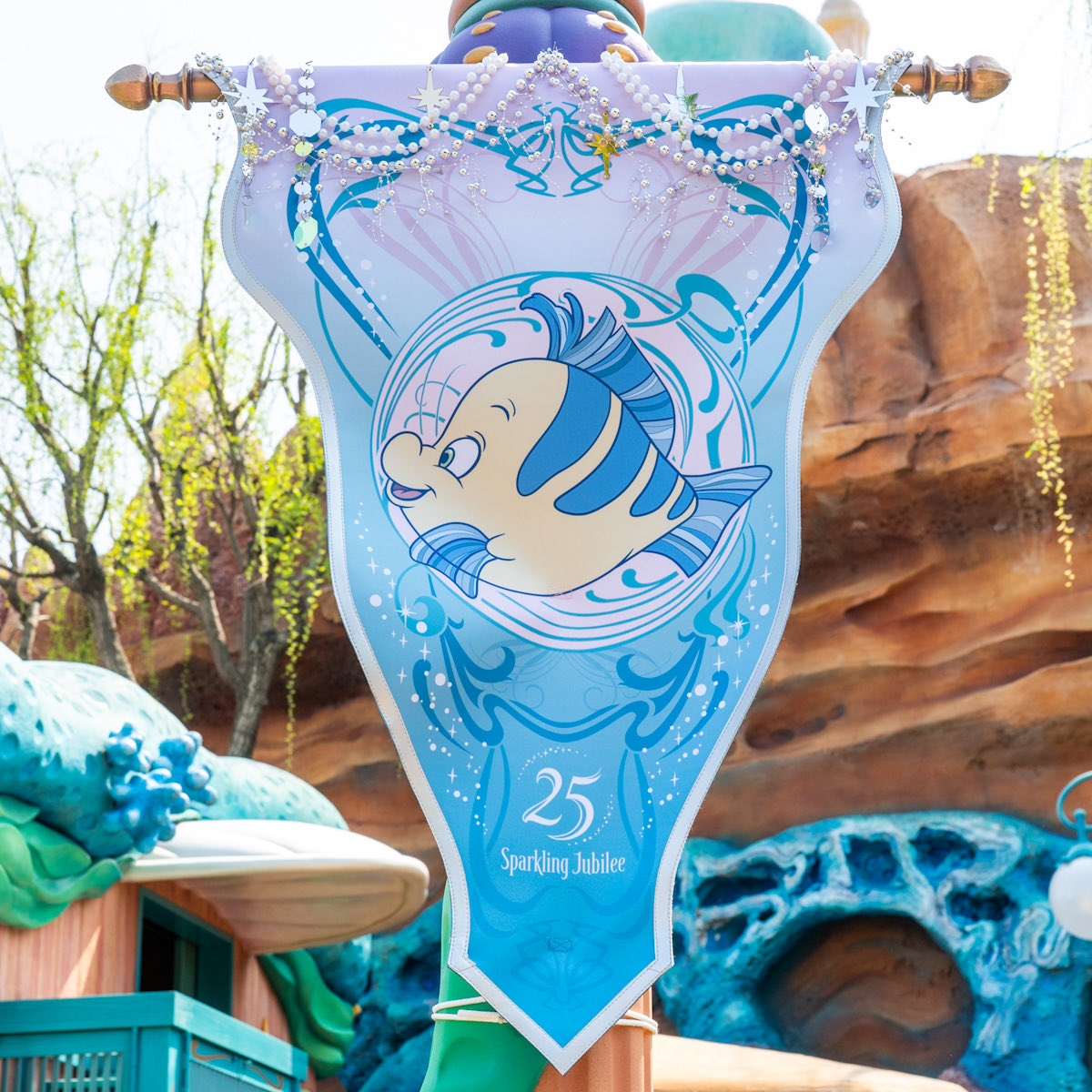 東京ディズニーシー25周年"スパークリング・ジュビリー"の準備が進んでいます！
マーメイドラグーンのかわいいバナー☆