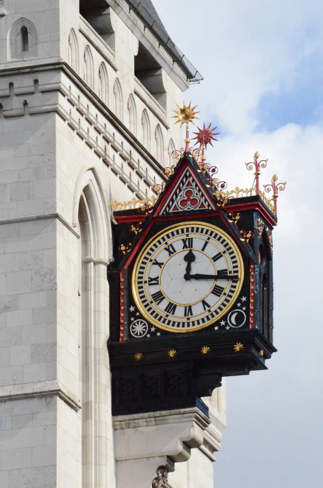 VictorianWeb's tweet image. Don't forget to change your clocks tonight #BST !! This is the Law Courts clock in London, and news coverage of it being set inmotion for the first time in 1883! victorianweb.org/art/architectu…