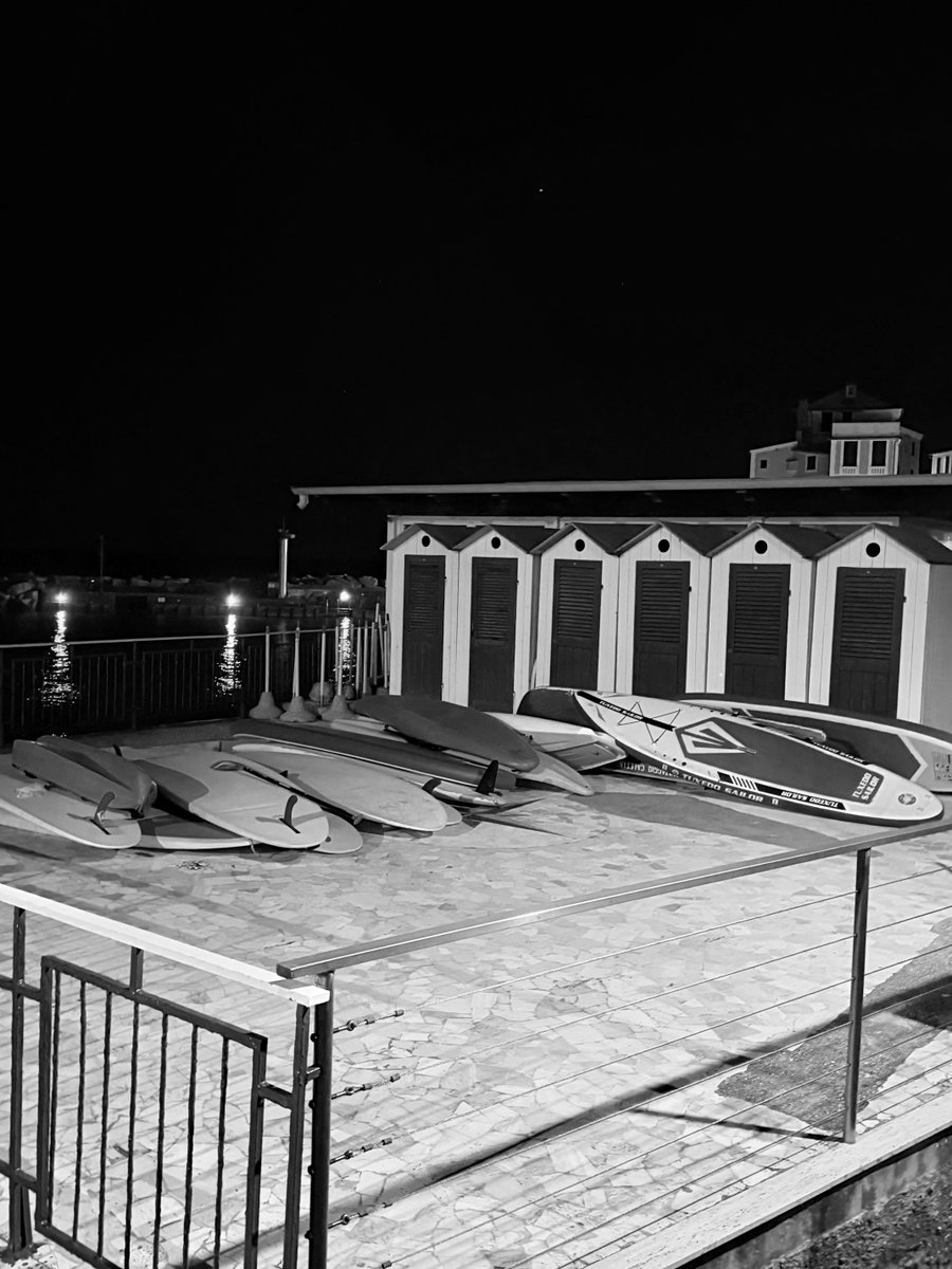 Alonein43672278's tweet image. #photography #blackandwhite #cabins #surfboards