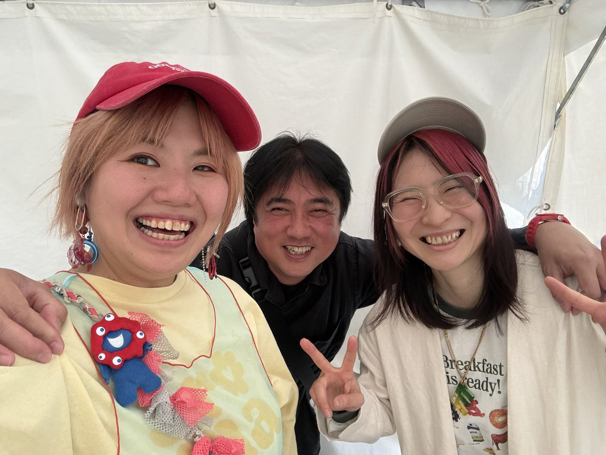 emiko410's tweet photo. おはようございます☀

2026.3.28🌸

東京2日目🗼
上野恩賜公園 噴水広場にて「うえの桜フェスタ2026」2日目の出演です😊
めちゃくちゃ晴れ☀️
早めにきて私たちもお花見を楽しんだよ😋
47都道府県のご当地グルメがあり✨
博多のもつ鍋にちゃんぽん麺トッピング🍜暑い日にあえて熱々のもつ鍋！最高に美味しかった✨

大きなステージ🔥去年は雨の中えみこソロで立たせてもらった！
二人揃って帰ってくることができて私は幸せでした✨
駆け付けや各地からのエールに大感謝！

めちゃくちゃ沢山のかたに音楽を通して繋がることができました🌈
ずっとお声がけくださり、本当にありがとうございます！中西さんと🤝

昨日今日いただいた差し入れや誕プレも🎁ありがとうございます😊

今日は大阪にて想ワレマンスリーライブです🏠

3月29日(日)OMOWARE HOME TOWN vol.15
開場12:00 開演12:30
前売3500円 当日4000円(1D別途)
【会場】堀江5th street 2階
ご予約📩omoware1@gmail.com

新しいCDの内容を公開します！
心よりお待ちしてます🔥