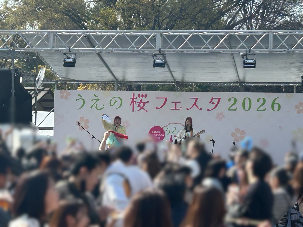 emiko410's tweet photo. おはようございます☀

2026.3.28🌸

東京2日目🗼
上野恩賜公園 噴水広場にて「うえの桜フェスタ2026」2日目の出演です😊
めちゃくちゃ晴れ☀️
早めにきて私たちもお花見を楽しんだよ😋
47都道府県のご当地グルメがあり✨
博多のもつ鍋にちゃんぽん麺トッピング🍜暑い日にあえて熱々のもつ鍋！最高に美味しかった✨

大きなステージ🔥去年は雨の中えみこソロで立たせてもらった！
二人揃って帰ってくることができて私は幸せでした✨
駆け付けや各地からのエールに大感謝！

めちゃくちゃ沢山のかたに音楽を通して繋がることができました🌈
ずっとお声がけくださり、本当にありがとうございます！中西さんと🤝

昨日今日いただいた差し入れや誕プレも🎁ありがとうございます😊

今日は大阪にて想ワレマンスリーライブです🏠

3月29日(日)OMOWARE HOME TOWN vol.15
開場12:00 開演12:30
前売3500円 当日4000円(1D別途)
【会場】堀江5th street 2階
ご予約📩omoware1@gmail.com

新しいCDの内容を公開します！
心よりお待ちしてます🔥