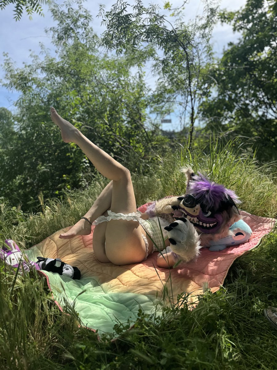 HotbloodedHyena's tweet photo. 🎀I Love Going To The River When It’s Sunny 
•
🌷Want to Eat Fruit Off my Body &amp; Enjoy The View 
•
Outfit: @moeflavor CottageCore Set 
•
#furryAD #furrynsfw #fursuitnsfw #fursuitporn #furrynsfwporn #fursuitspringpics #moeflavor https://t.co/OUVQvXDqXy
