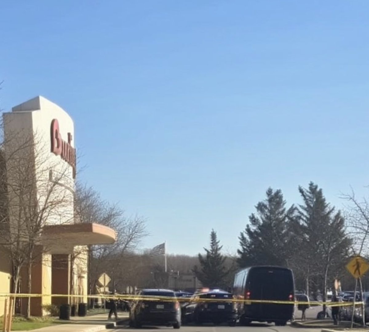 KMNONSCENE's tweet photo. REPORTS OF SHOOTING / LOCKDOWN AT ARUNDEL MILLS MALL

HANOVER, MD — Multiple reports indicate a possible shooting prompting a lockdown at Arundel Mills Mall.

📍 Arundel Mills Mall – Hanover, Maryland

Initial timeline:
•⏰ 5:06 PM – Lockdown first reported
•⏰ 5:09 PM – Continued reports of lockdown
•⏰ 5:17 PM – Reports of possible shooting linked to the lockdown

At this time, details remain unconfirmed regarding:
•Injuries
•Suspect information
•Exact circumstances

🚓 Heavy police presence is reported in the area.