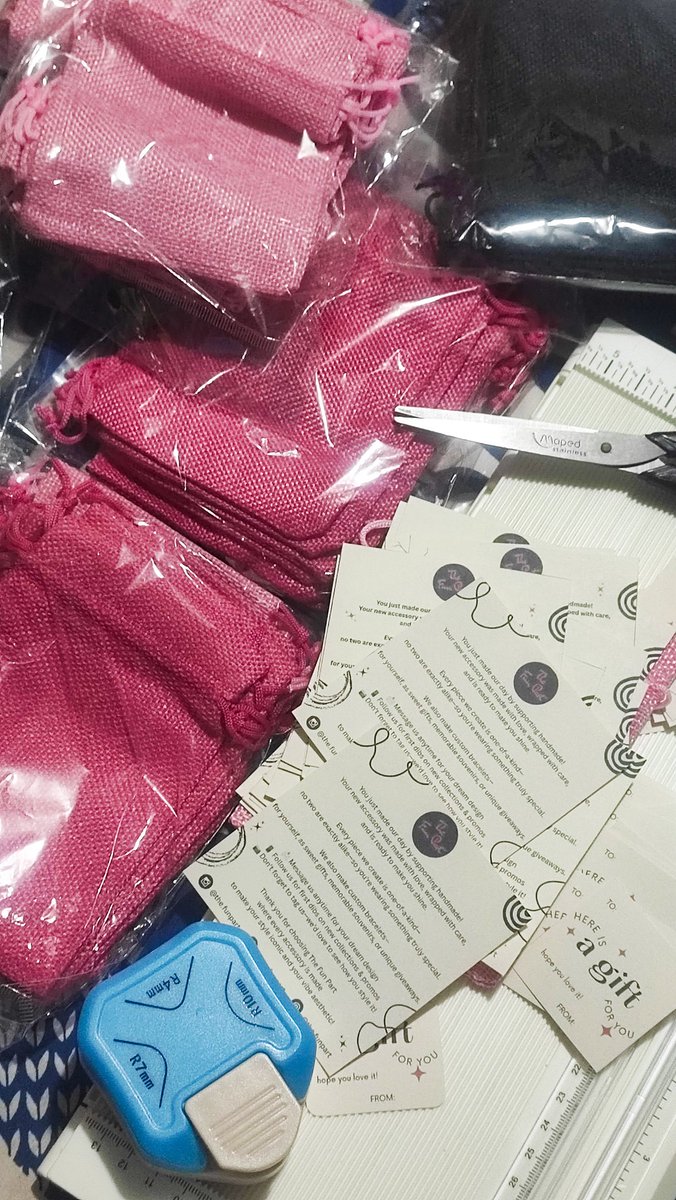 TheFunPart_'s tweet photo. Preppin’ up for packagings! 💗

#packaging #pack #packing #package https://t.co/WlMhviIDpK