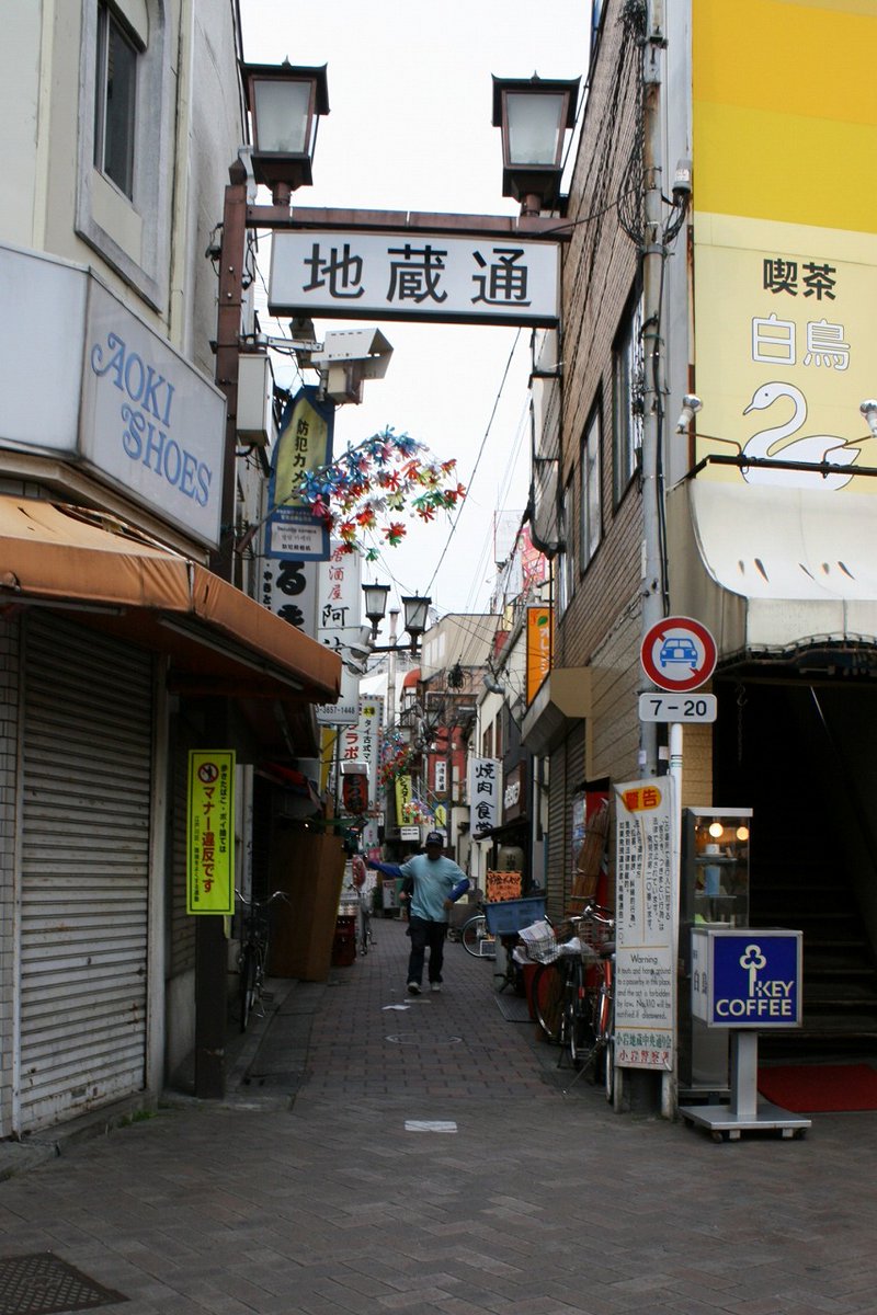 deepannai's tweet photo. 【2009年頃の小岩】
総武線に乗って都心から東へ。千葉県との都県境の手前に現れる最果ての街が「小岩」である。駅前に地蔵通という怪しい盛り場があって、一昔前まではこの狭苦しい路地にピ◯サロなどの怪しげな大人向けの店が点在していて独特の雰囲気を放っていた

2011年6月、地蔵通のピ◯サロ「3年A組」の店内で売春行為をさせていたとして経営者が逮捕された。従業員の女性（39）は東日本大震災で被災した仙台市から仕事を求めて上京していた

現在、小岩のピ◯サロは壊滅状態になってしまったらしい。コロナ禍のせいでしょうか…南無…