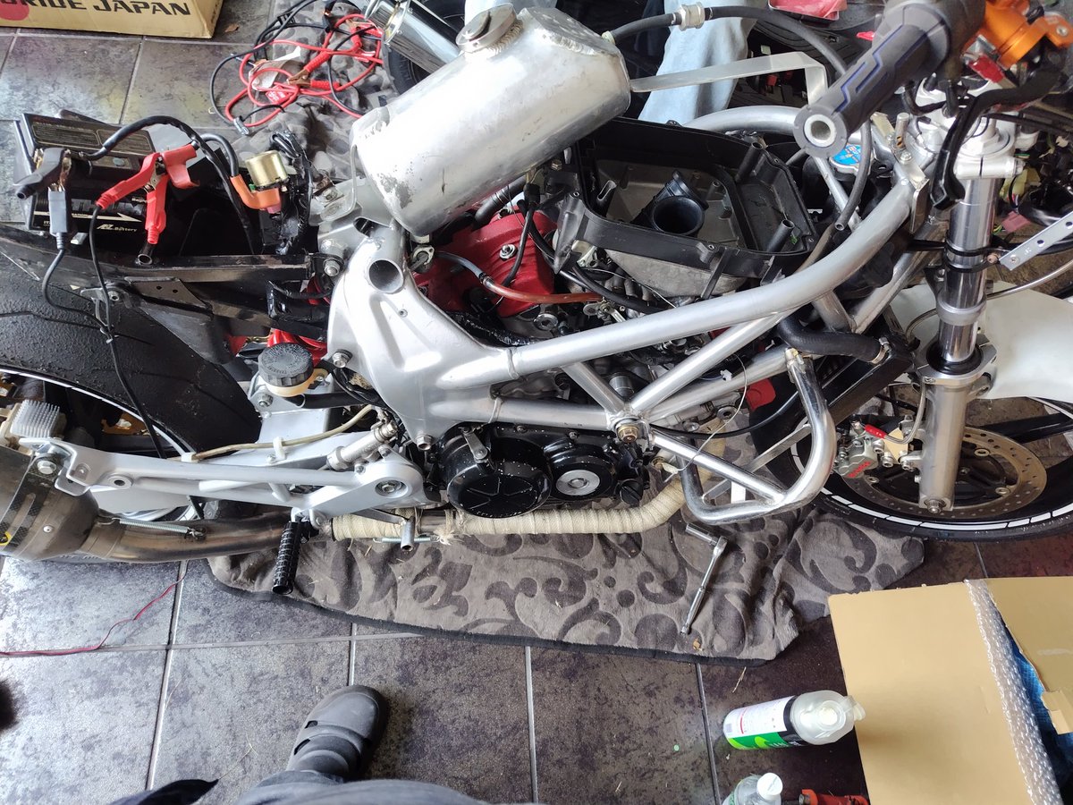 kenichi7111's tweet image. なかなかドはまり、エンジン始動編。
VTR師匠に見守られチェックしていきます。

フロントコイル導通
➀プラス側→OK
➁マイナス側→NG
マイナス配線をボディアースだとNG、バッ直NG。リアバンクコイルマイナスから分岐でOK。どんな理屈？

セル回す、ガソリンキャブフロート室まで溜まる
↓